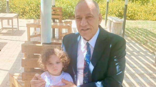 موقف إنساني.. عميد حقوق المنيا ينتظر مع طفل بحديقة الكلية لحين انتهاء والدته من الامتحان |صور