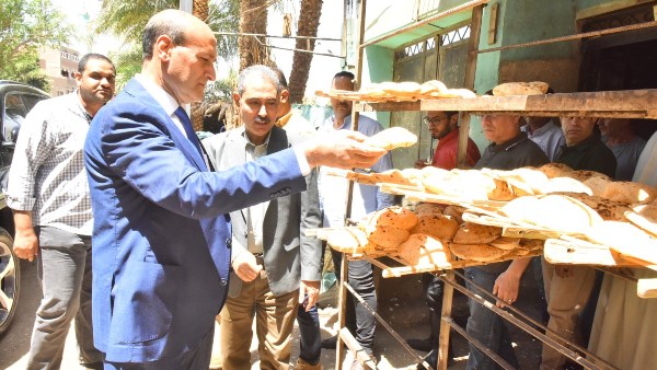 خلال جولة مفاجئة بالفتح.. محافظ أسيوط يضبط مخالفة نقص وزن بمخبز بلدي بالمعصرة