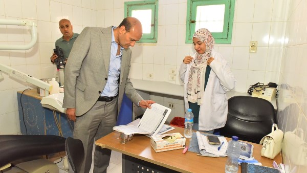 محافظ أسيوط: إحالة مدير وحدة صحية و3 من الأطقم الطبية والتمريض للتحقيق