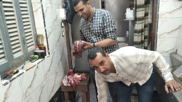 ضبط 250 كيلو لحوم ودواجن فاسدة داخل مخزن يورد الطعام لمطعم شهير بمنفلوط