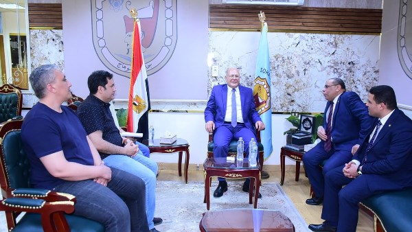 تكريم رئيس جامعة سوهاج من البنك الأهلي المصري