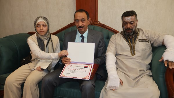 سوهاج تُكرم البطل “عادل عبد العال” لإنقاذه 6 شباب من حريق مروع بطما