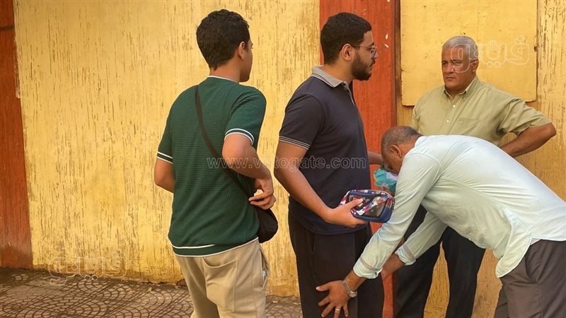 امتحانات الثانوية العامة 2026، تفتيش الطلاب بالعصا الإلكترونية قبل دخول اللجان