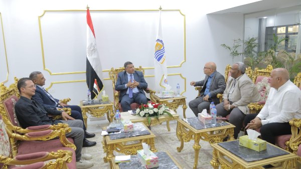 محافظ قنا يبحث مع رئيس هيئة مشروعات الصرف سبل التعاون بالمشروعات المشتركة