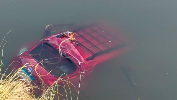 إصابة شخصين في حادث انقلاب سيارة ميكروباص داخل ترعة بقنا