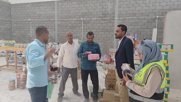 ضبط 90 ألف قطعة حلوى منتهية الصلاحية قبل طرحها بالأسواق داخل أحد المصانع بالأقصر