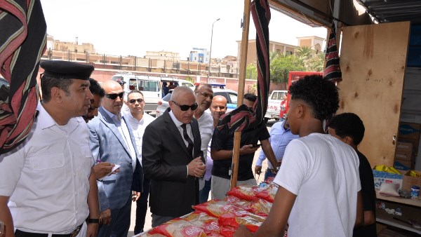 محافظ الأقصر يتفقد أحياء المدينة ويتابع الأسواق ومنافذ بيع السلع  | صور