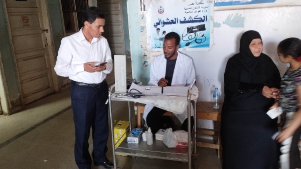 وكيل صحة الأقصر يتابع أعمال القافلة الطبية بوحدة نجع عبد العزيز