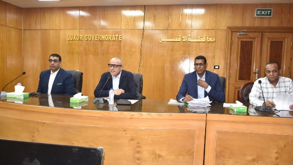 محافظ الأقصر يعقد لقاء اليوم المفتوح مع المواطنين.. ويوجه بالدراسة الفورية لكافة الشكاوى المقدمة والرد خلال 48 ساعة