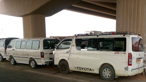 محافظ أسوان يوجه بتوقيع غرامات على 96 سيارة سيرفيس مخالفة لخطوط السير