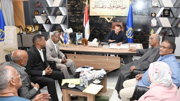 محافظ أسوان يلتقى أعضاء مجلسى النواب والشيوخ لمتابعة المطالب الجماهيرية