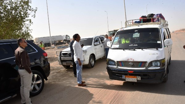 محافظ أسوان : تغريم 60 سيارة سرفيس تخالف خطوط السير