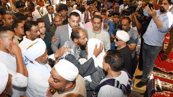 الصلح خير .. محافظ أسوان يشهد مراسم إتمام الصلح بين عائلتين| شاهد