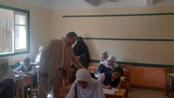 وكيل تعليم أسوان يتابع  انطلاق امتحانات الدبلومات الفنية من مدرسة محمد محسن شعيب الفنية بنات..صور
