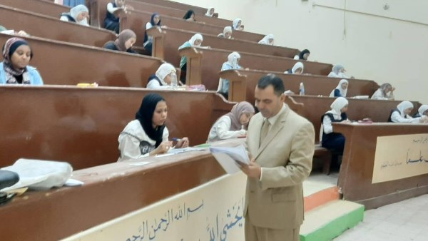 وكيل تربية وتعليم أسوان يتابع انطلاق امتحانات الشهادة الإعدادية.. صور
