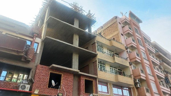 تطبيق القانون بكل حسم.. محافظ أسوان يرصد مخالفة بناء بدون ترخيص وإشغال رصيف للمشاة بطريق السادات