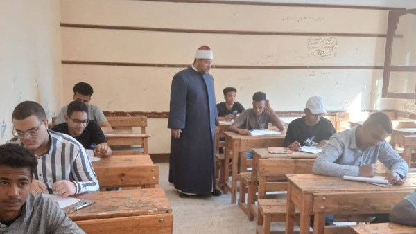 رئيس منطقة أسوان يتابع امتحانات الشهادة الثانوية الأزهرية.. صور