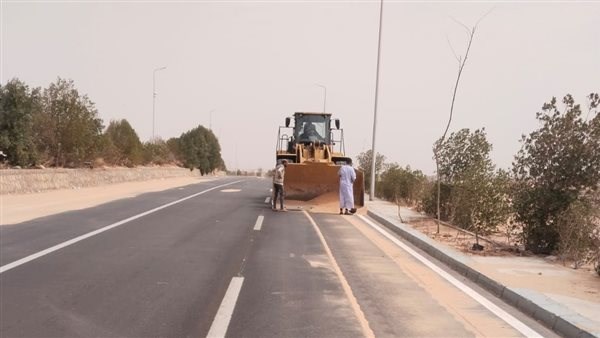 أسوان.. رفع الرمال المتراكمة بالطرق لتحقيق السيولة المرورية الكاملة
