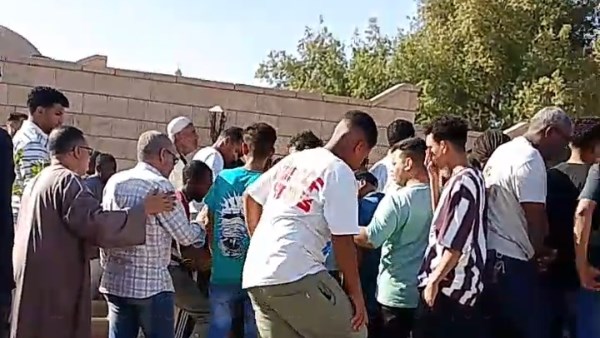 ضحية امتحانات الدبلومات.. لحظات مؤثرة فى توديع معلمة أسوان أثناء دفنها بمقابر الأسرة | القصة الكاملة