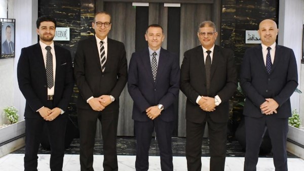 محافظ أسوان يبحث مع وفد مجموعة شركات إستادات الوطنية سبل التعاون المشترك
