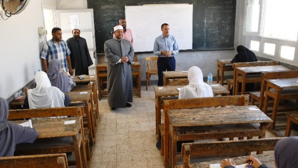 لضمان الشفافية.. محافظ أسوان يتفقد لجان امتحانات الشهادة الثانوية الأزهرية