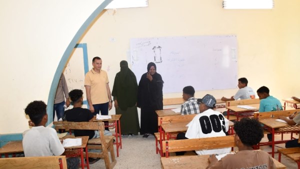 محافظ أسوان يفاجئ مدرسة كلابشة الجديدة ببحيرة ناصر لمتابعة امتحانات الشهادة الإعدادية