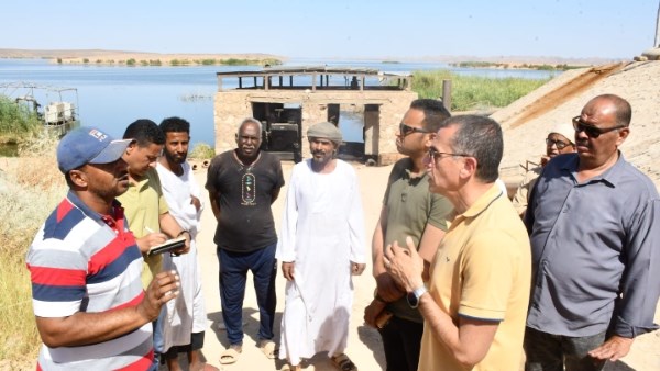 محافظ أسوان يواصل جولاته الميدانية بزيارة قرية توماس وعافية على ضفاف بحيرة ناصر ويستمع لمطالب الأهالى
