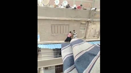 شاب مصري ينقذ سيدة عربية قبل انتحارها بدقائق (فيديو)