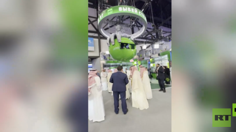 وزير الصناعة السعودي يزور جناح RT في منتدى بطرسبورغ الاقتصادي الدولي (فيديو)
