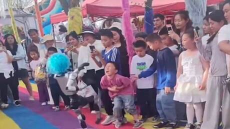 الصين.. فيديو صادم لروبوت خارج عن السيطرة ركل طفلا خلال عرض للفنون القتالية
