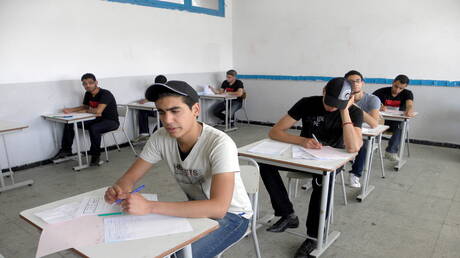 سماعات وأسئلة مسربة.. 14 شخصا في السجن على خلفية امتحانات الباكالوريا في تونس