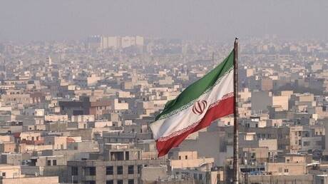 طهران تعلن ردها الصاروخي على استهداف منشآتها النفطية.. وتحذر من “لعبة خطيرة”