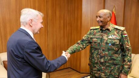 مبعوث الأمم المتحدة: لقائي مع البرهان تناول جهود السلام في السودان