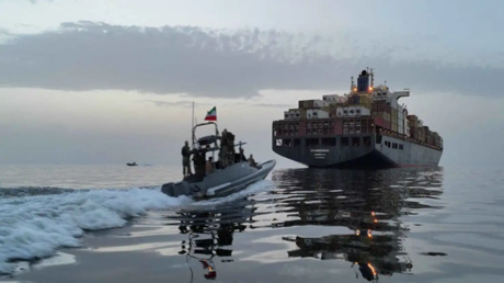 التلفزيون الإيراني: سماع دوي 3 انفجارات في ميناء كل من بندرعباس وسيريك جنوبي إيران