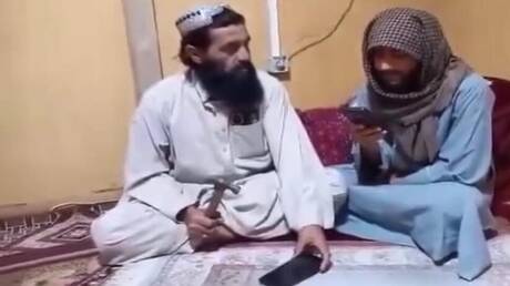 زعيم “طالبان” يصدر أمرا بحظر الهواتف الذكية على أعضاء الحركة والموظفين الحكوميين (وثائق + فيديو)