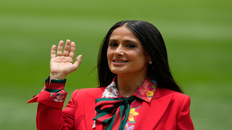 سلمى حايك تخطف الأضواء في افتتاح كأس العالم 2026