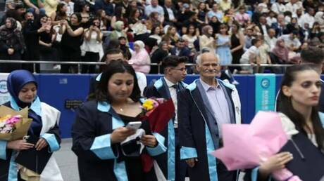 قطار العلم لا يفوت.. تركي في الـ 75 يتحدى العمر ويتخرج من جامعة بايبورت!