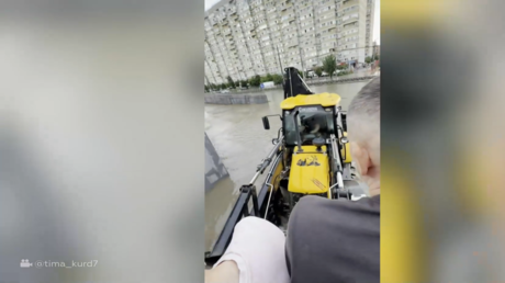 شاهد.. حفارة تنقل مواطني كراسنودار عبر طريق غمرته المياه