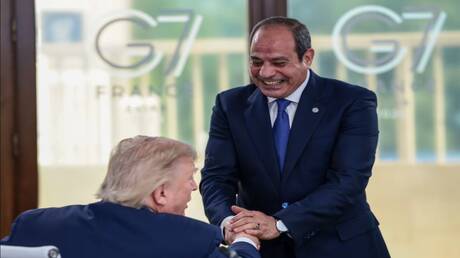 لقطة طريفة.. ترامب ينهض لمصافحة السيسي بعد إشارة من ماكرون (فيديو)
