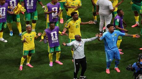 شاهد.. لاعبو منتخب جنوب إفريقيا يتلقون هدايا فاخرة