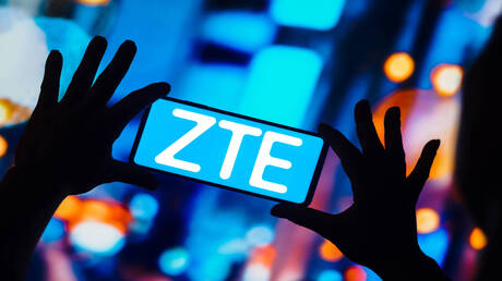 ZTE تتحدى آبل وسامسونغ بهاتف نحيف ومتطور