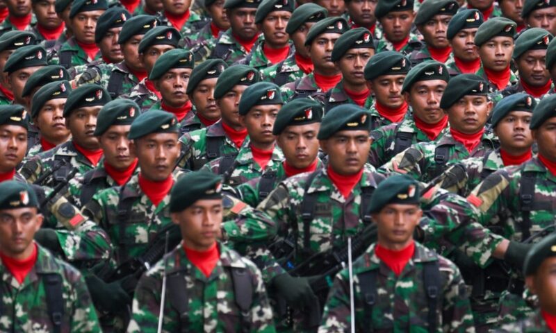 Jakarta deploys troops against muggers, stirring dark memories