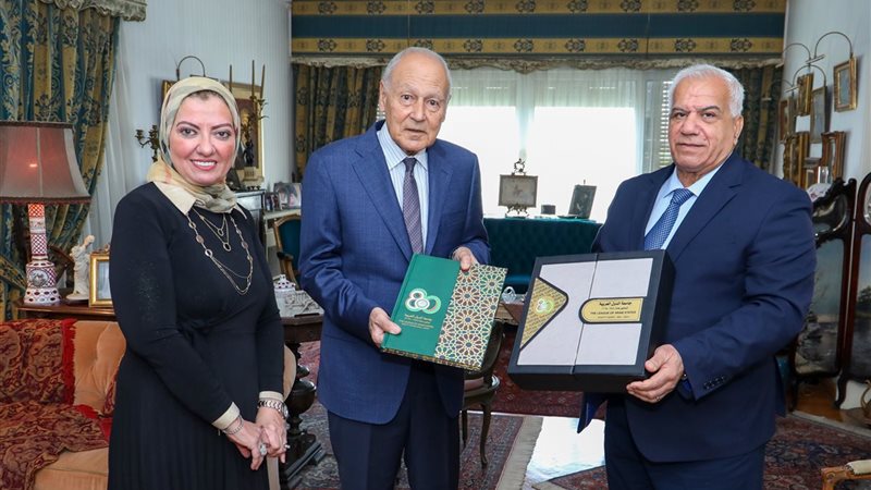 أبو الغيط يتسلم أول نسخة من كتاب “جامعة الدول العربية.. ثمانون عاما”