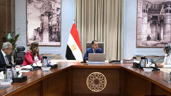 رئيس الوزراء يتابع موقف تنفيذ المشروعات الخدمية والتنموية في الوادي الجديد