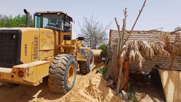 إزالة كثبان رملية وتمهيد طريق استجابة لاستغاثة مواطن بالوادي الجديد