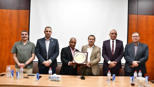 تكرم أمين عام جامعة الوادي الجديد المساعد للشئون المالية لبلوغه سن المعاش
