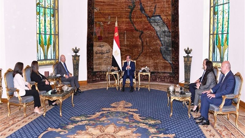 لحظة استقبال الرئيس السيسي للمفوض السامي لشئون اللاجئين (فيديو)