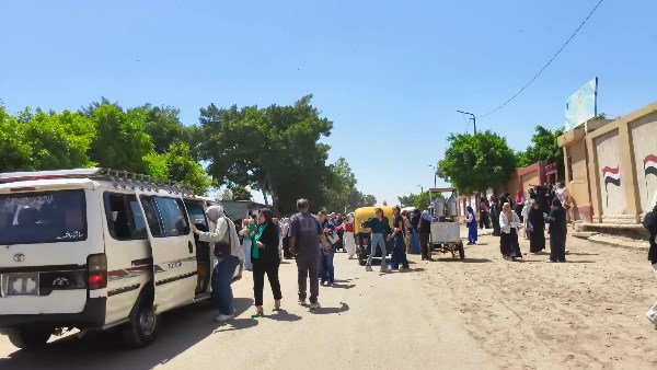 فرحة بين طلاب الإعدادية لسهولة امتحان الدراسات بالإسكندرية