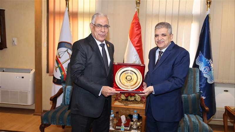 أسامة ربيع يستعرض أمام النائب العام مستجدات العمل ضمن استراتيجية قناة السويس 2030