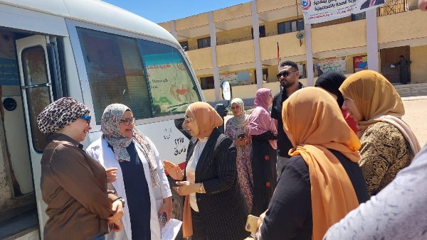 6 عيادات تخصصية.. الكشف على 833 مواطنًا ضمن قافلة طبية بالإسماعيلية